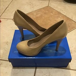 Professional / Formal Heels. Glossy, Tan